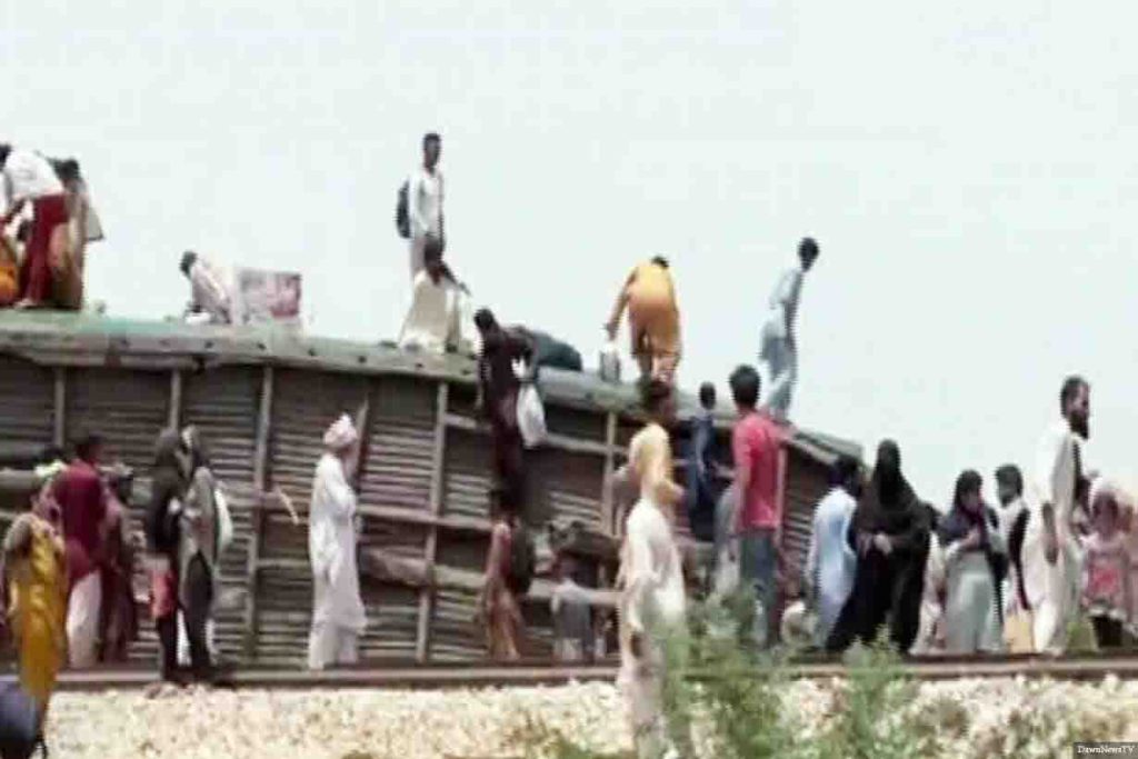 पाकिस्तानमा रेल दुर्घटना हुँदा कम्तीमा १५ जनाको मृत्यु, ४५ घाइते