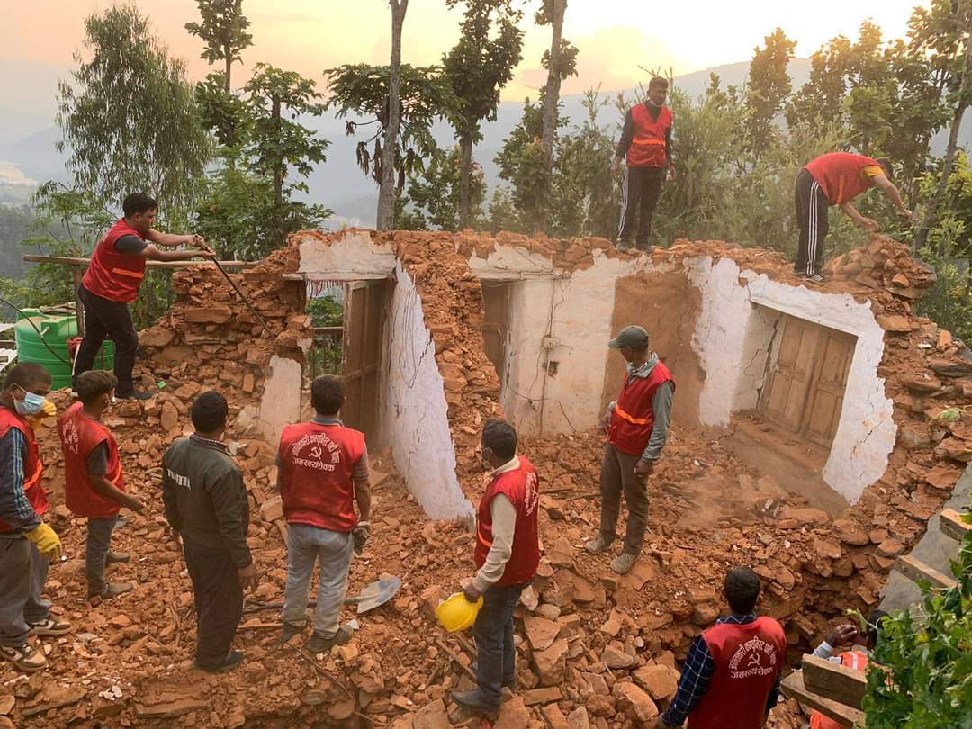 क्रान्तिकारी कम्युनिस्ट पार्टीले भुकम्प पीडितहरूकाे क्षतिग्रस्त घर पुनर्निर्माण गर्दै