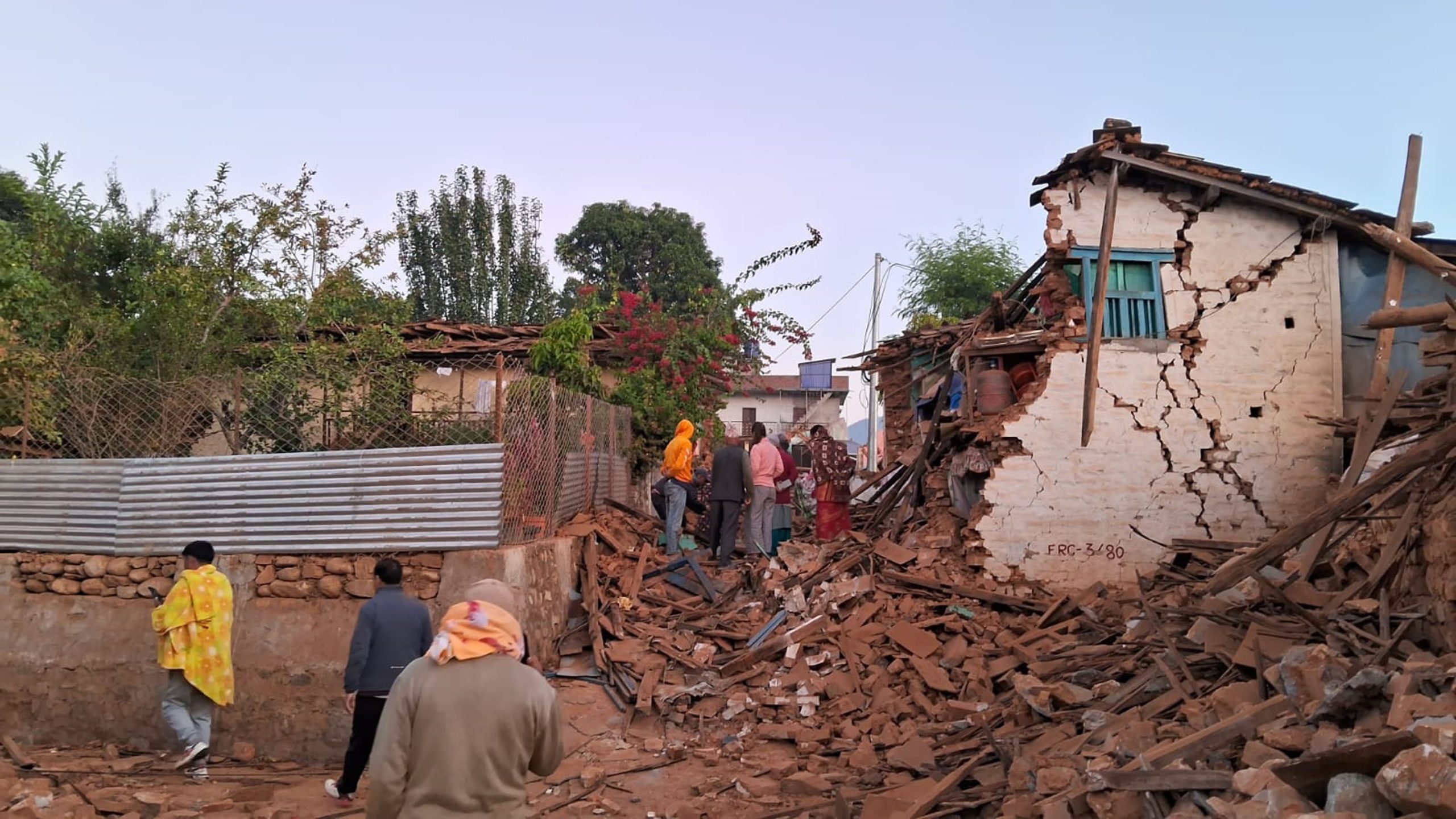 देउसीभैलोबाट संकलित रकम भूकम्पप्र भावितलाई