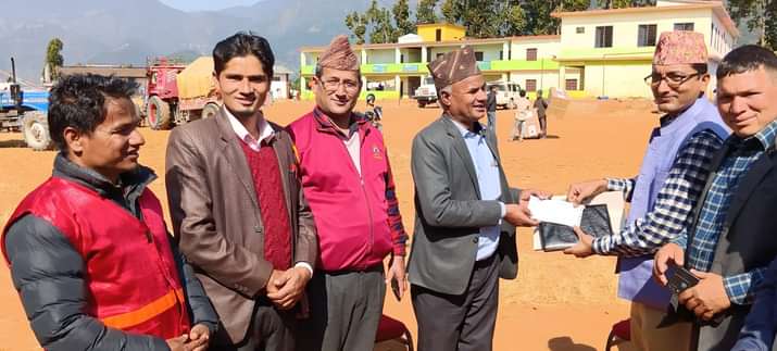 भुकम्प पिडितका लागि अखिल नेपाल शिक्षक संगठनले ५१,१५१ रुपैयाँ हस्तान्तरण गर्याे