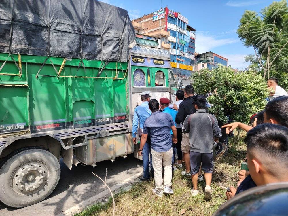 ट्राफिकले चेकजाँचका लागि रोकिराखेको स्कुटरलाई ट्रकले ठक्कर दिँदा एक महिलाको मृत्यु