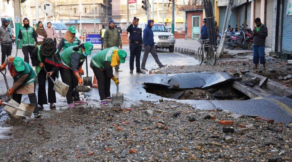 थापाथली क्षेत्रमा मेलम्चीको पाइप फुट्यो, सडक जलमग्न