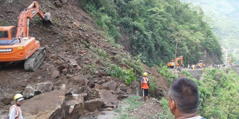 पहिरोले वीपी राजमार्गका तीन स्थानमा यातायात अवरुद्ध
