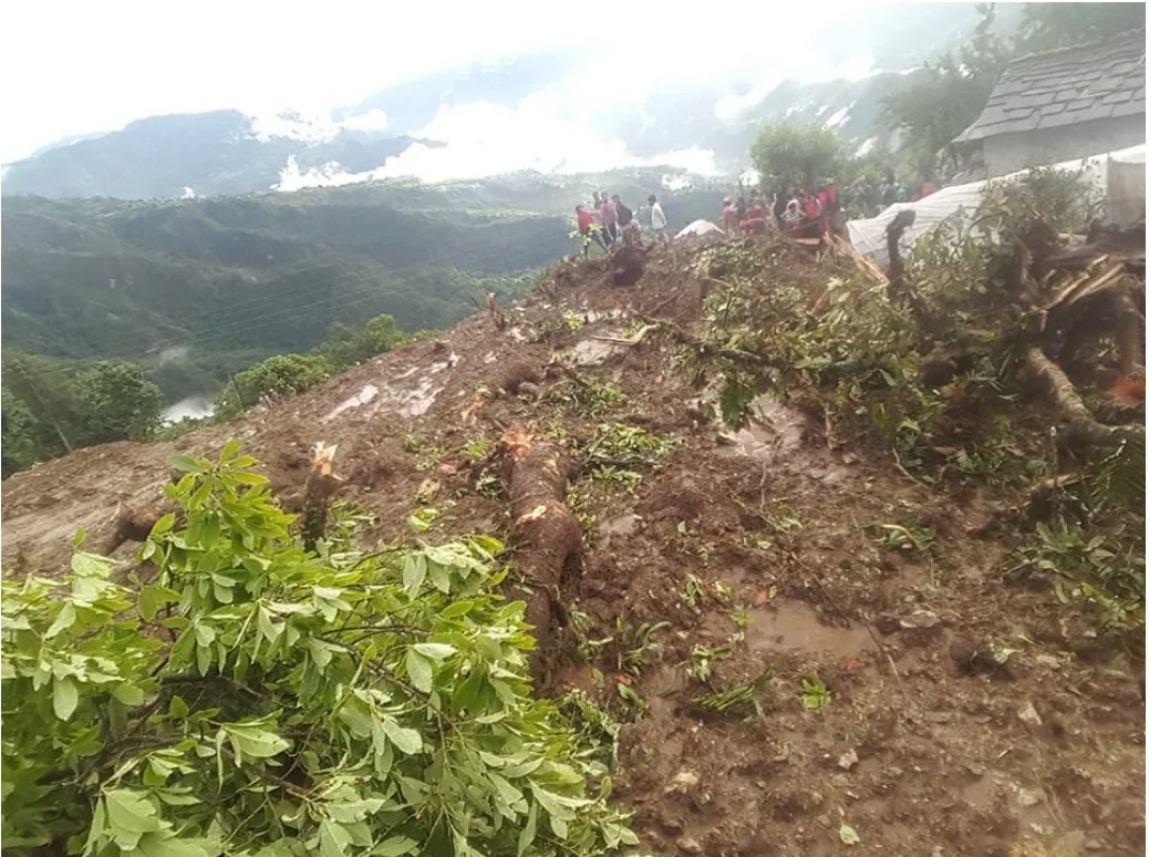 पर्वतमा मध्यराति पहिरोले घर पुरिँदा एक दम्पती बेपत्ता