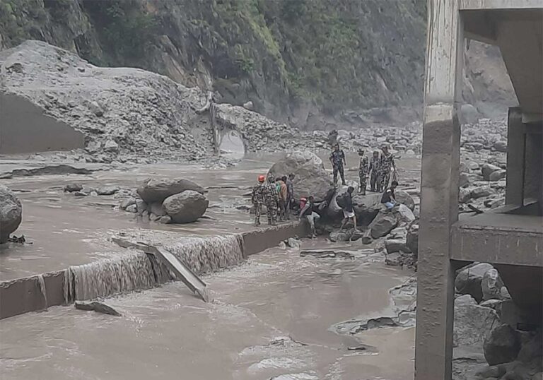 रसुवामा बाढीको बितण्डा : ५५ जनाको उद्धार, १८ जना बेपत्ता