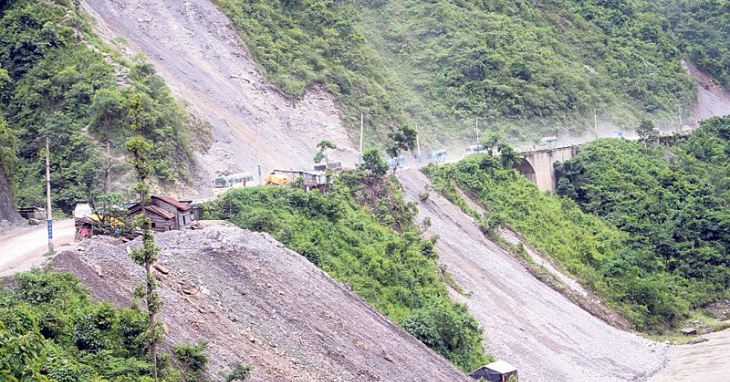 नारायणगढ–मुग्लिन सडकखण्डको सिमलतालबाट मिनी ट्रक त्रिशूलीमा खस्यो