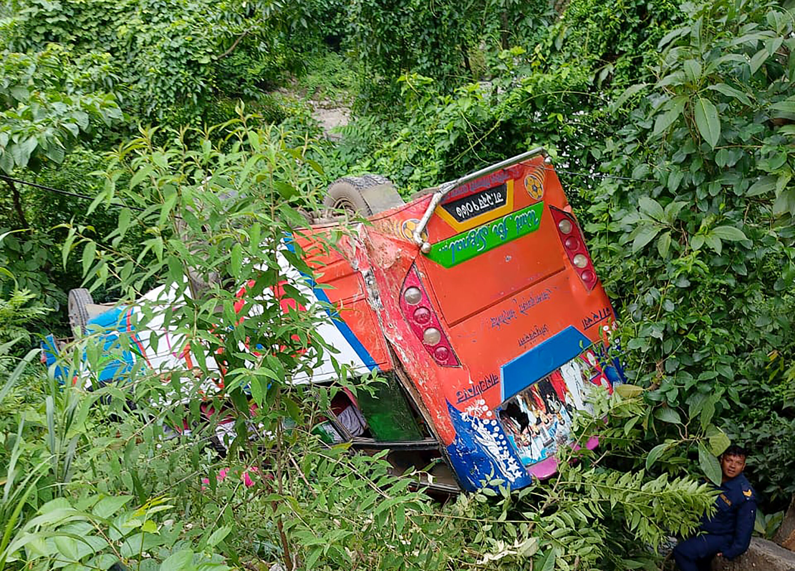 स्टार्ट गरेरै छाड्दा भिरबाट खस्यो बस
