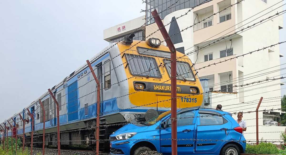 जनकपुरमा रेल र कार ठोक्किए