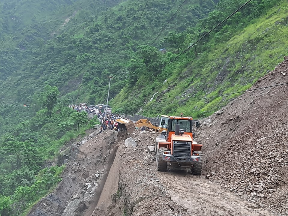 पहिरोले बैतडी–बझाङ जोड्ने जयपृथ्वी राजमार्ग अवरुद्ध
