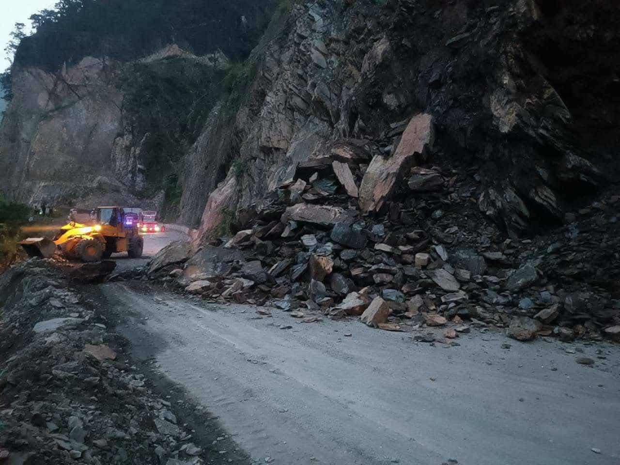 पहिरोले नारायणगढ–मुग्लिन सडक दुईतर्फी अबरुद्ध