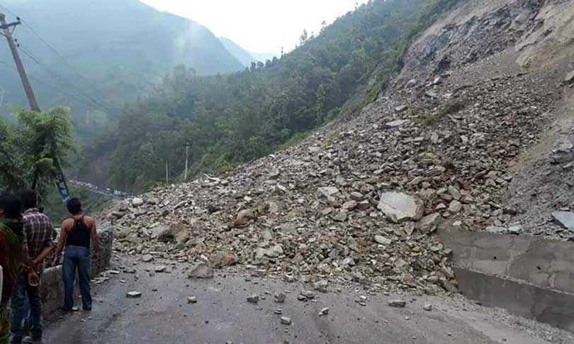 नारायणगढ–मुग्लिन सडक अवरुद्ध, तुइन खोलामा ठूलो पहिरो
