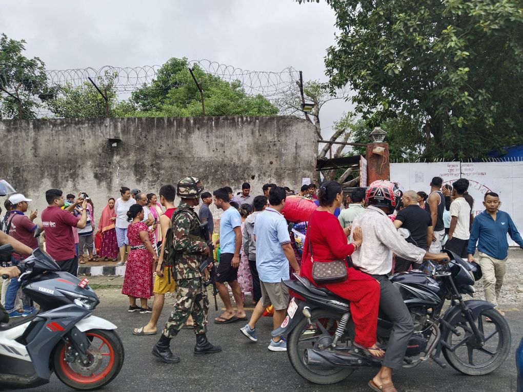 चितवनमा सुरक्षा घेरा तोडेर बाहिर निस्किए सबै कैदीहरू
