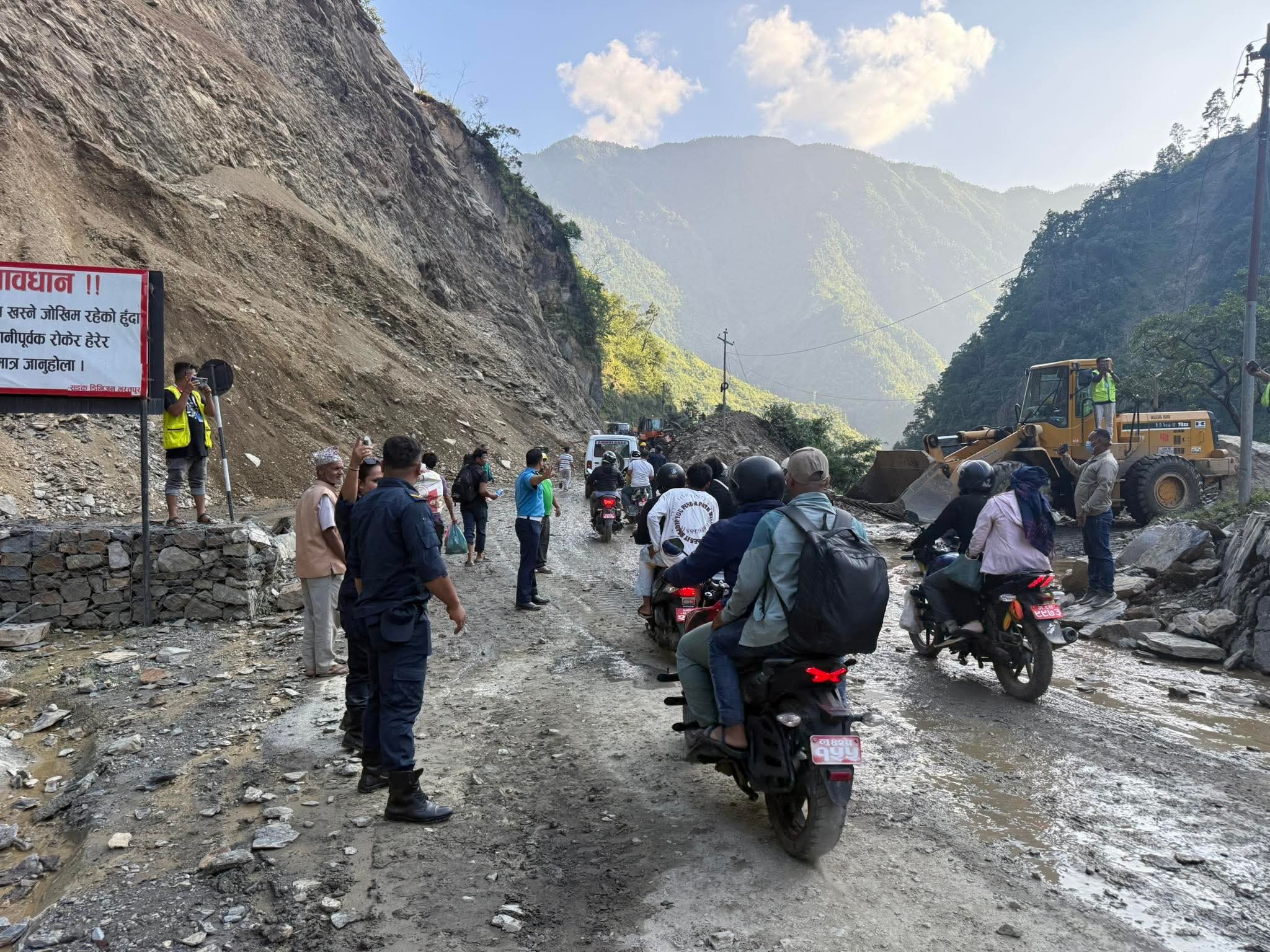 मुग्लिन-नारायणगढ सडकमा गाडी चल्न थाले