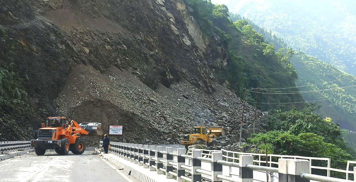 मुग्लिन-नारायणगढ सडक ३६ घन्टादेखि अवरुद्ध