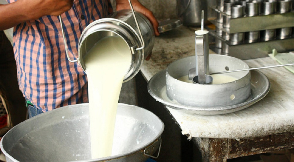 दूध प्रशोधन गर्दै चितवनमा दुग्ध उत्पादक सहकारी सङ्घ