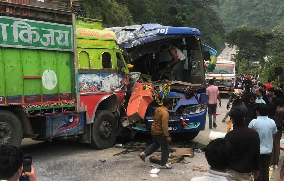 गाइघाटमा सातवटा गाडी एकआपसमा ठोकिएर दुर्घटना