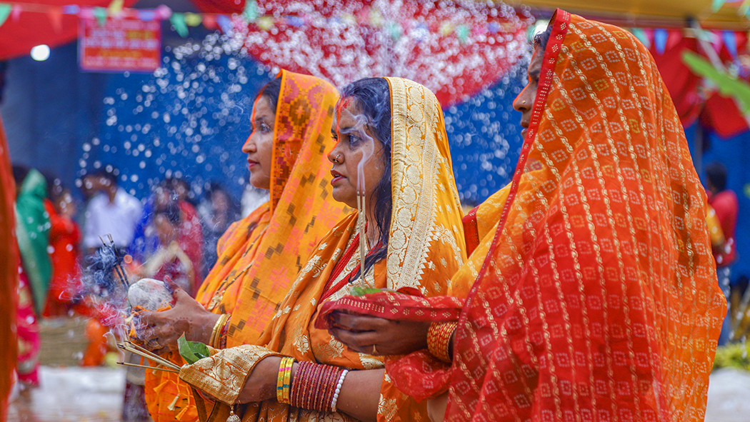 छठ पर्वको आज मुख्य दिन : अस्ताउँदो सूर्यलाई अर्घ्य दिइयो