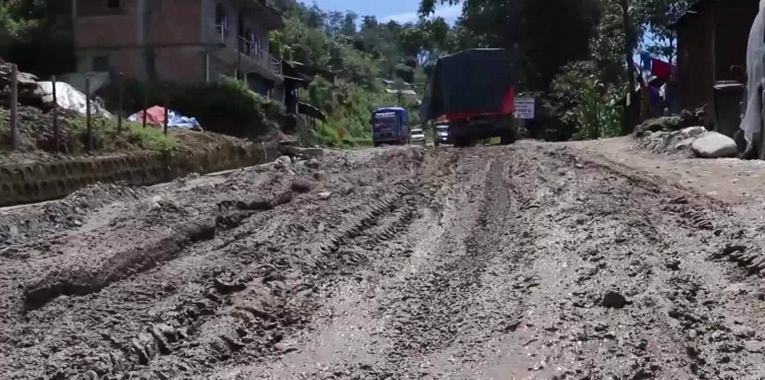 वर्षाका कारण दाउन्नेमा सडक अवरुद्ध