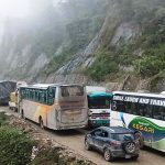 दाउन्ने खण्डमा सवारीसाधनको लामो जाम, यात्रुहरू रातभर सडकमै अलपत्र