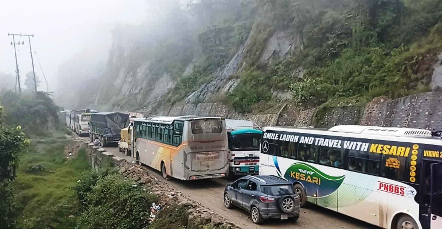 दाउन्ने खण्डमा सवारीसाधनको लामो जाम, यात्रुहरू रातभर सडकमै अलपत्र