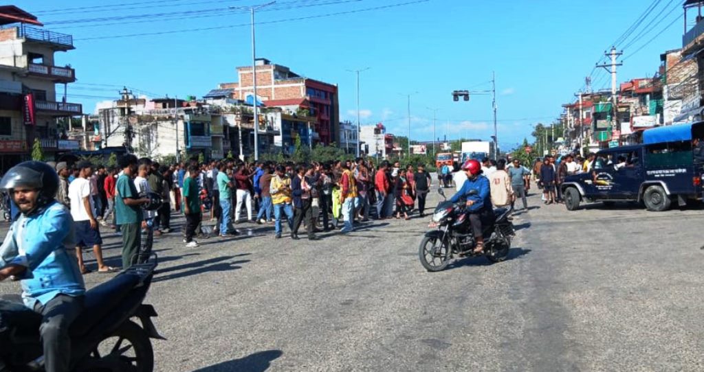 कर्फ्यू आदेशलाई अवज्ञा गर्दै सिमरामा युवाहरूको प्रदर्शन जारी