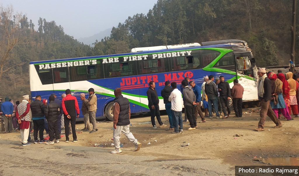 धादिङमा दुईवटा बस ठोक्किँदा एक जनाको मृत्यु, चिया पसलमा क्षति