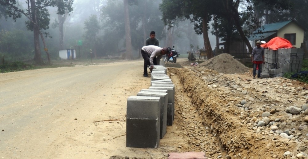 चितवन राष्ट्रिय निकुञ्जभित्रका सडकमा मोज्याक टायल लगाउने काम सुरु