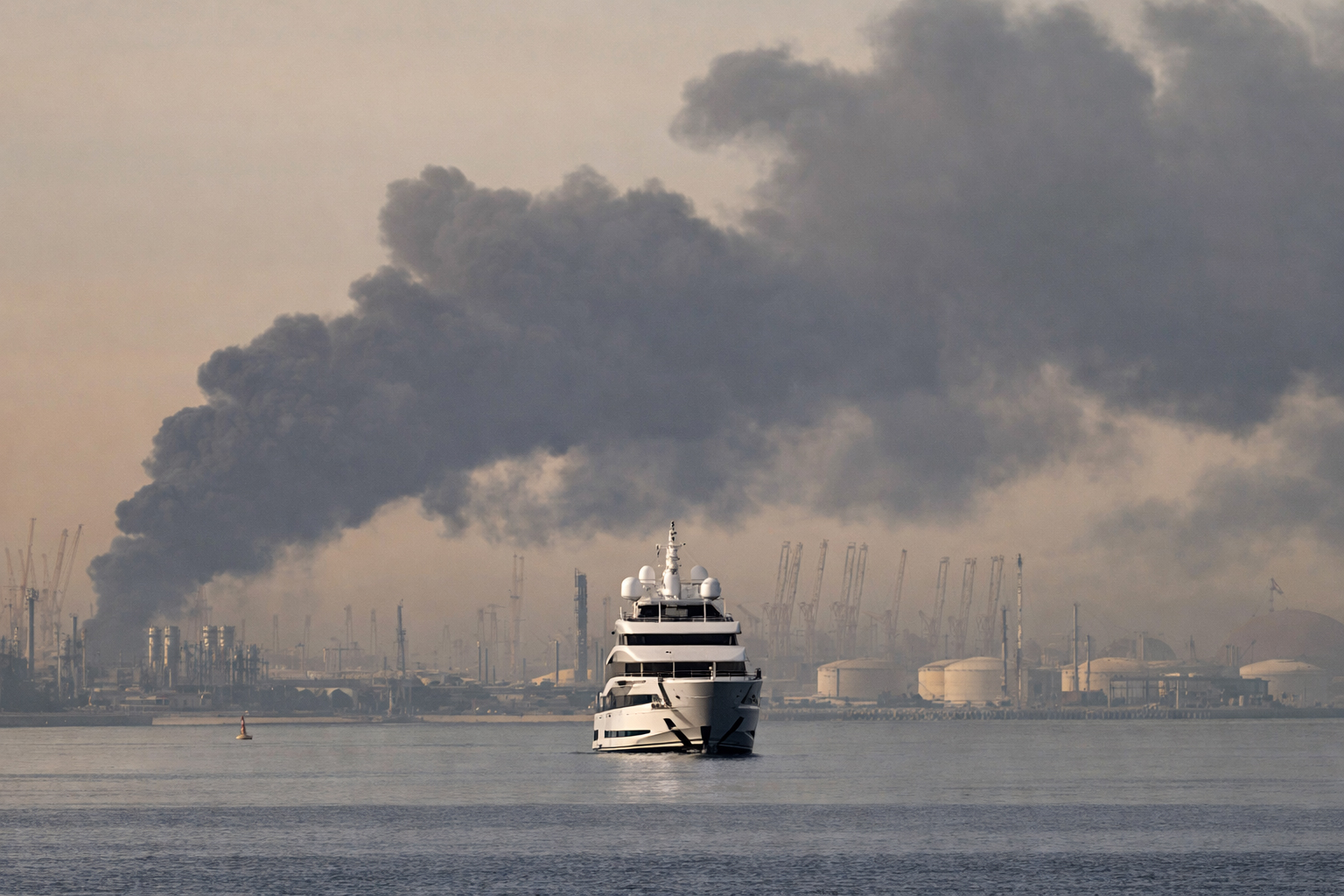 दुबई बन्दरगाहमा कुवेतको ठूलो तेल ट्यांकरमाथि आक्रमण, अन्तर्राष्ट्रिय बजारमा असर