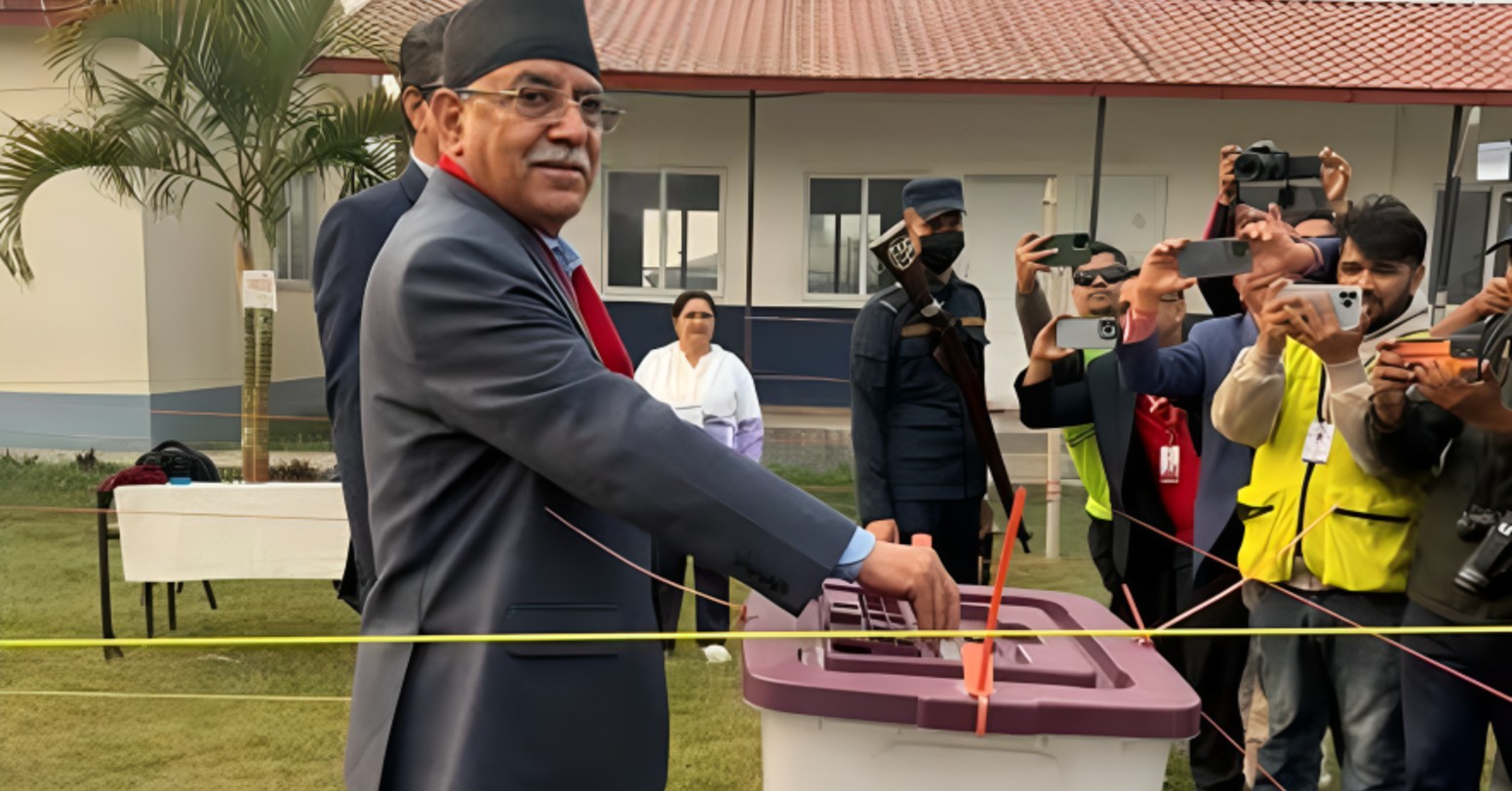 नेकपाका संयोजक प्रचण्डले गरे चितवनबाट मतदान