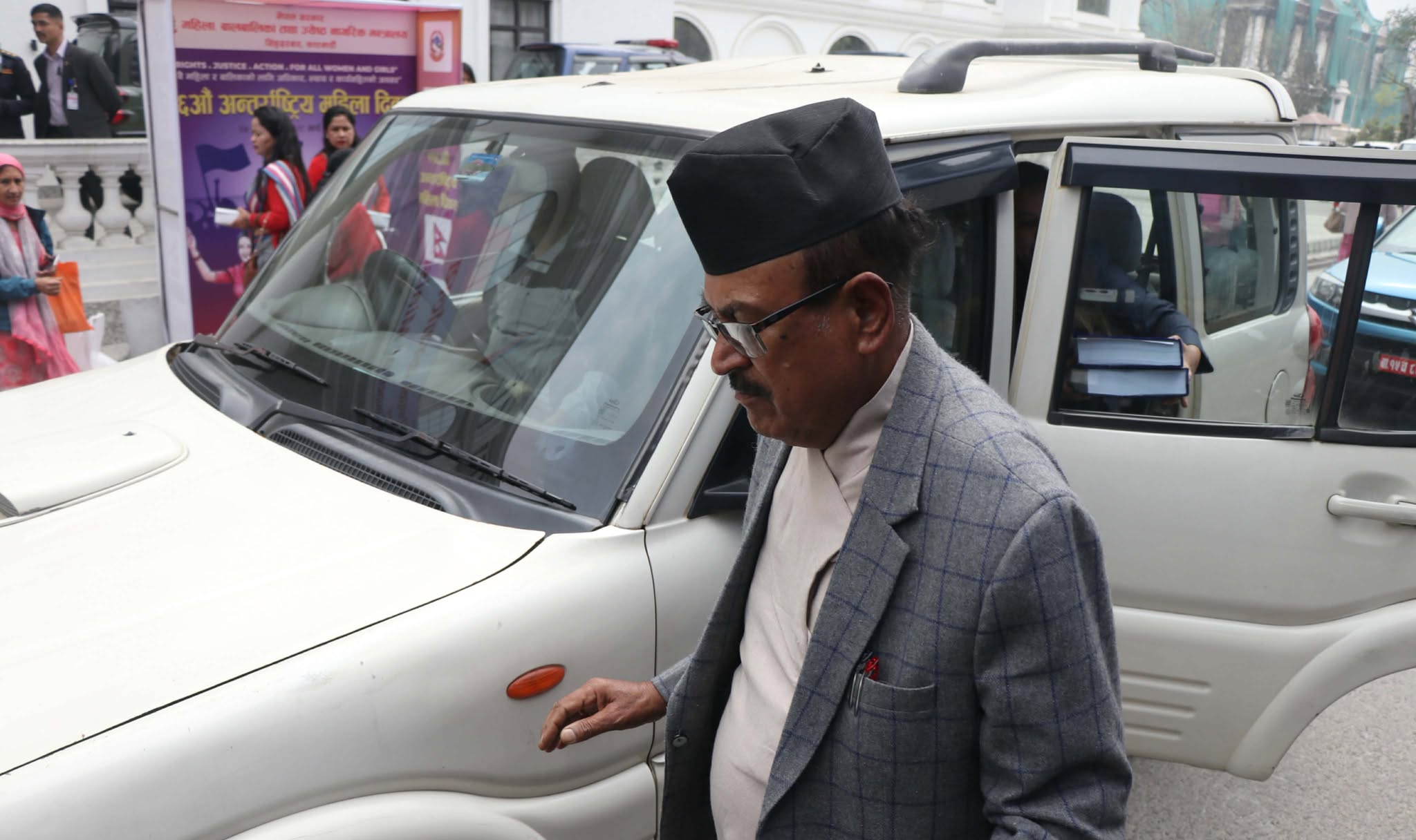 जेनजी आन्दोलन जाँचबुझ आयोगको टोली प्रतिवेदन बुझाउन सिंहदरबारमा