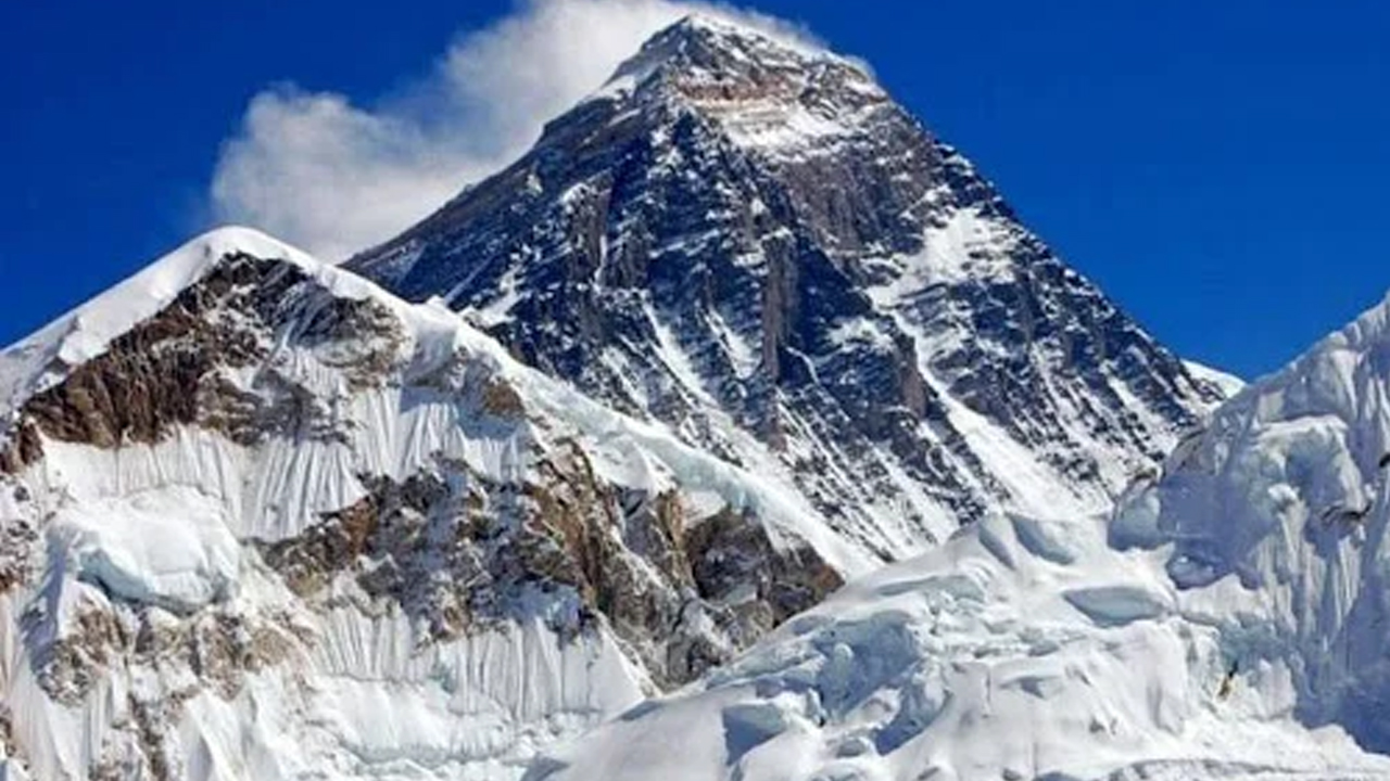सगरमाथा दिवस : विश्वसामु नेपालको गौरव र हिमाली पर्यटनको पहिचान