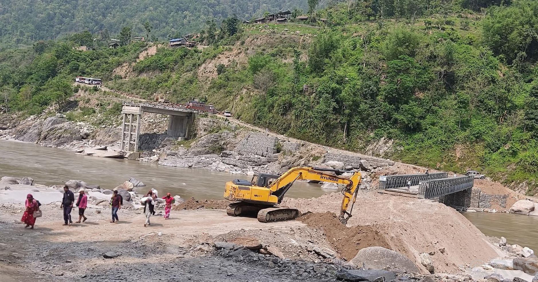 सुनकोशीको बेलिब्रिज झिकिएपछि समस्यामा स्थानीय