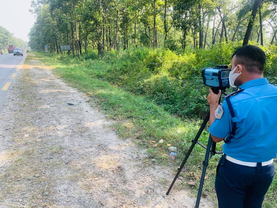 तीव्र गतिमा सवारीसाधन चलाउने चालक कारबाहीमा